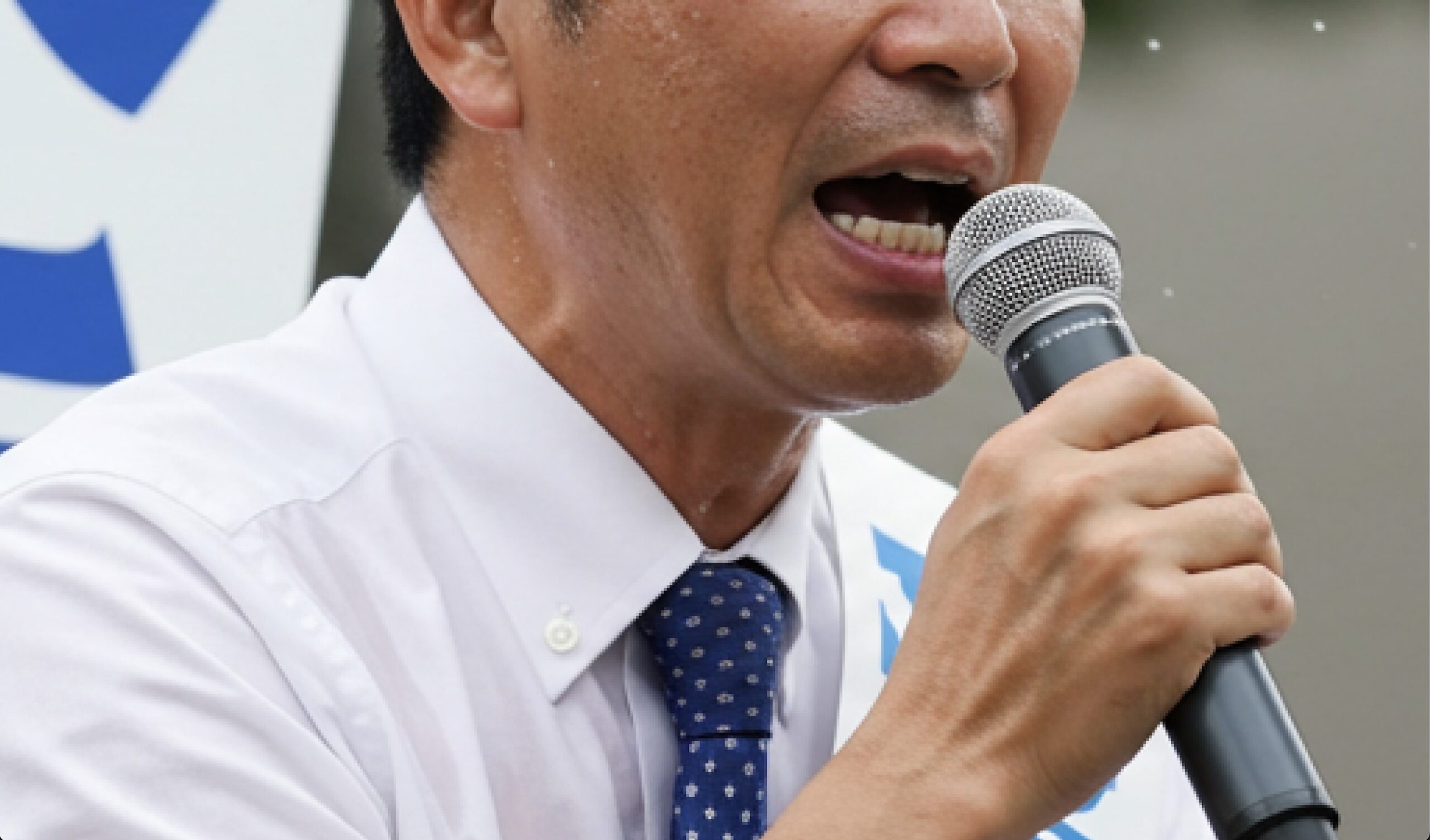 選挙で汗だくになりながら演説を行う候補者