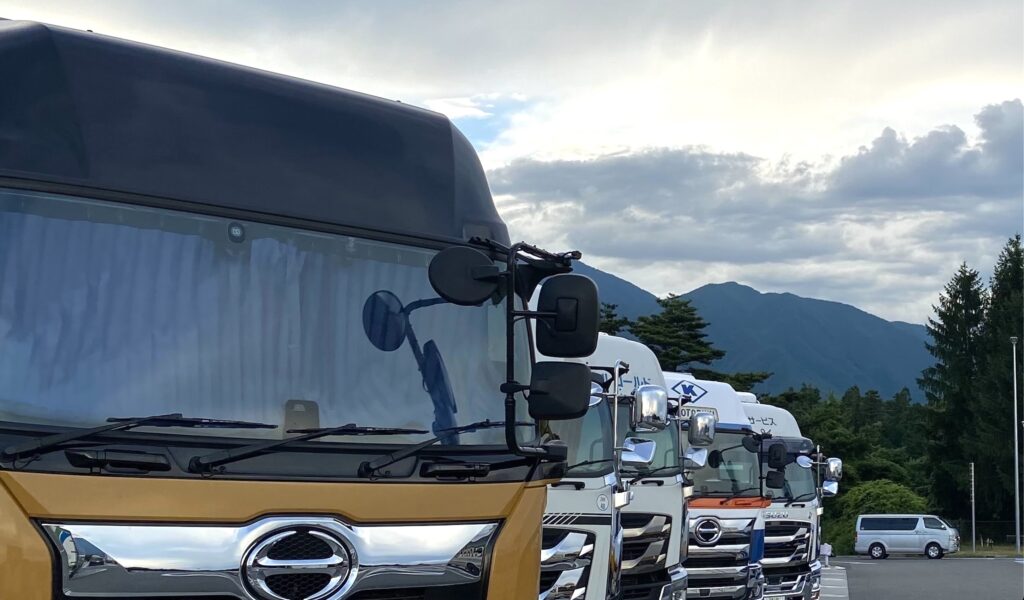 パーキングエリアに並ぶ大型トラック