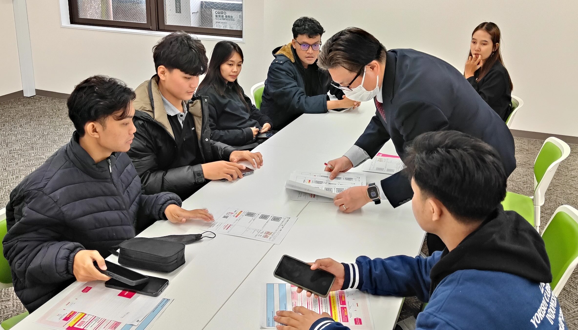 【現場ルポ】楽天モバイルが挑む「現場訪問型」の契約支援 ― 来日直後の「命綱」を支えるインフラ最前線